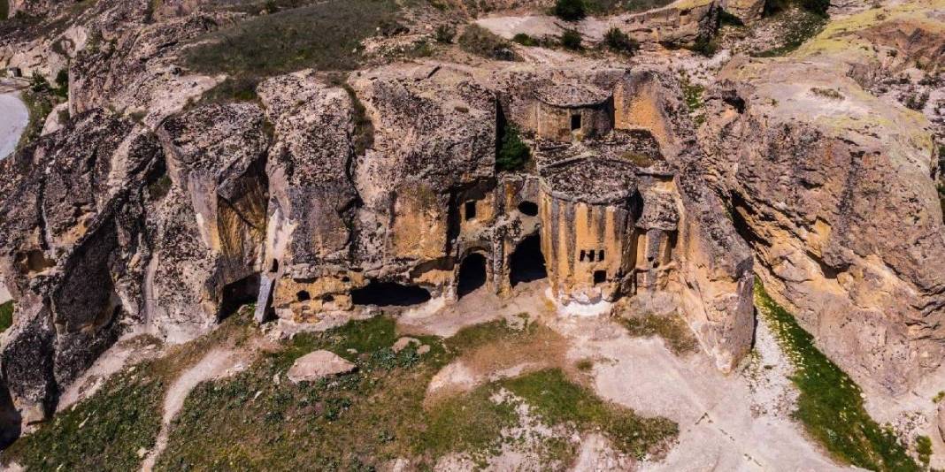 Türkiye’nin en eski yerleşimlerinden! Binlerce yıllık kaya evleri ve peri bacaları… Ama burası Kapadokya değil! 3
